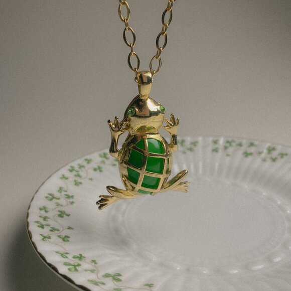 Lilly Pulitzer Jewelry - Lilly Pulitzer Green Oval Cabochon Frog Animal Gold Pendant Long Chain Necklace